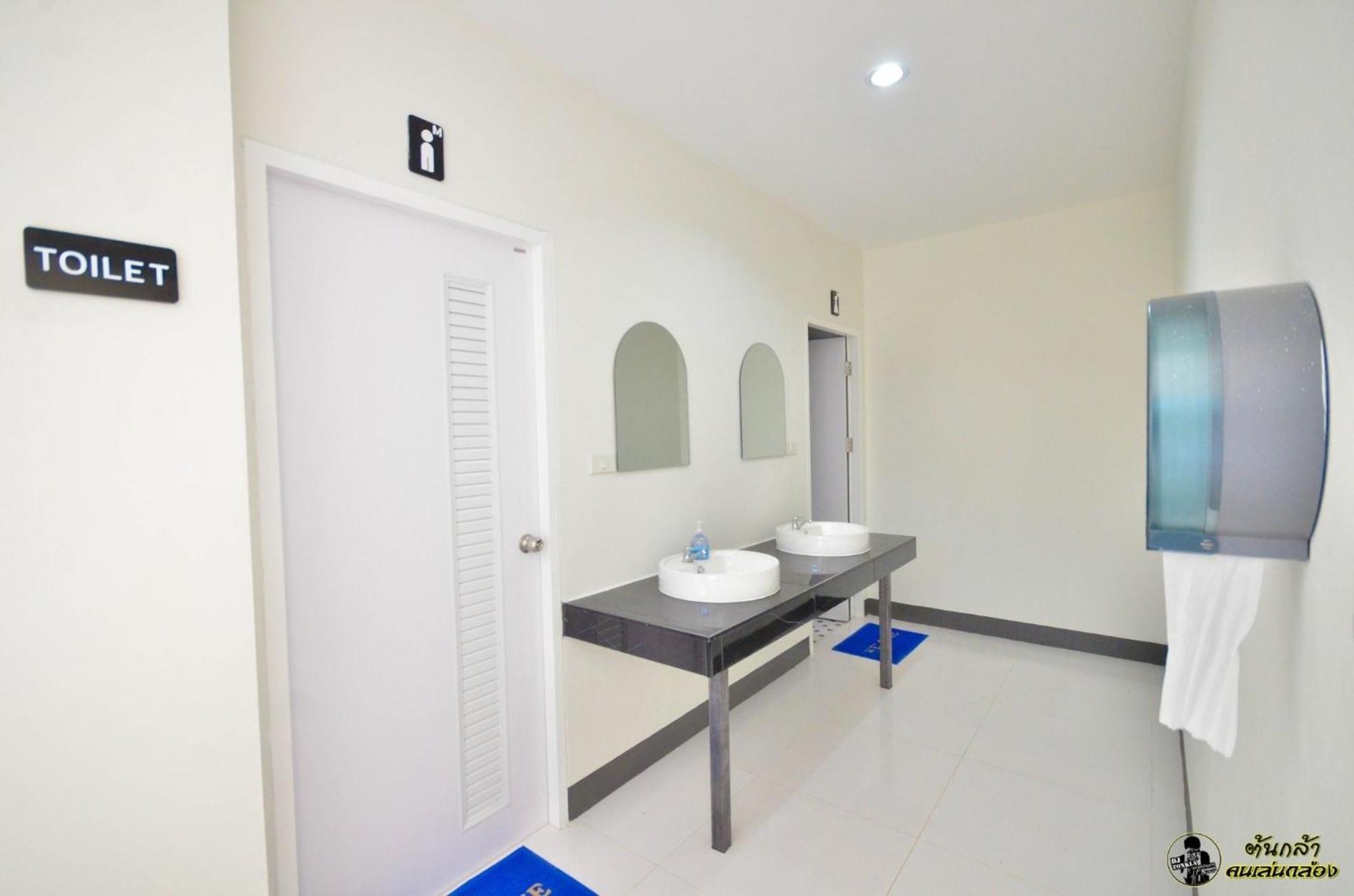 แอ่ว-ดีld Hotel&Residences Ngao Exteriér fotografie