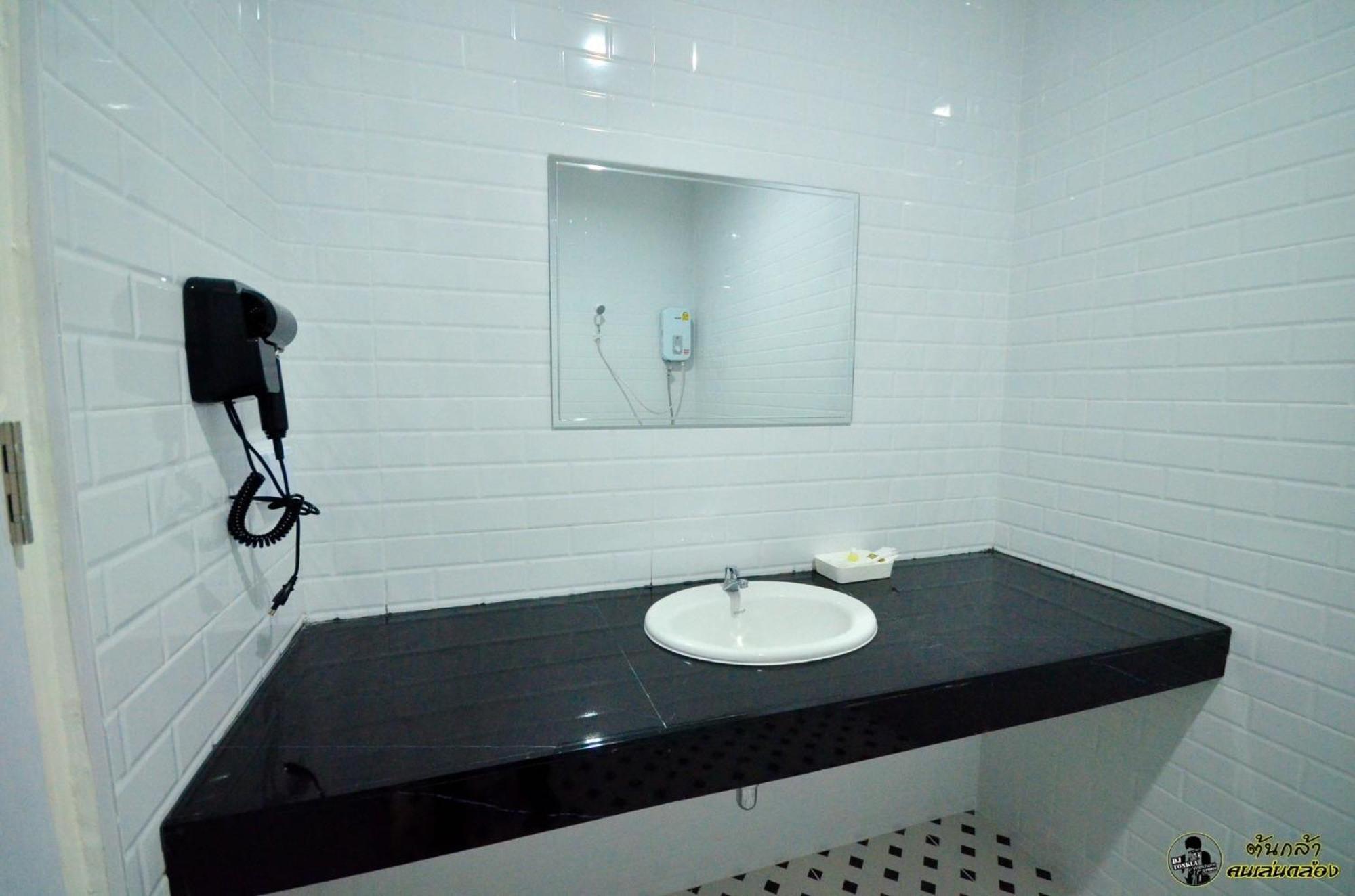 แอ่ว-ดีld Hotel&Residences Ngao Exteriér fotografie